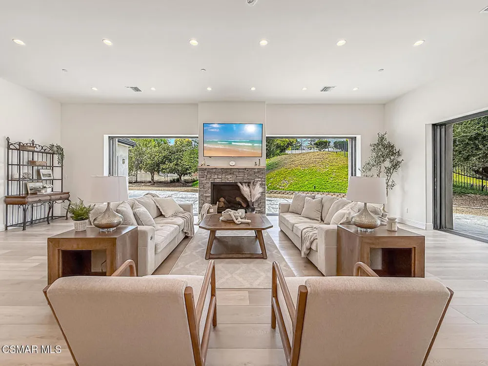 395 Sherwood Court Thousand Oaks, CA 91361