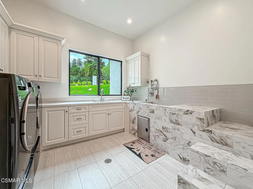 395 Sherwood Court Thousand Oaks, CA 91361