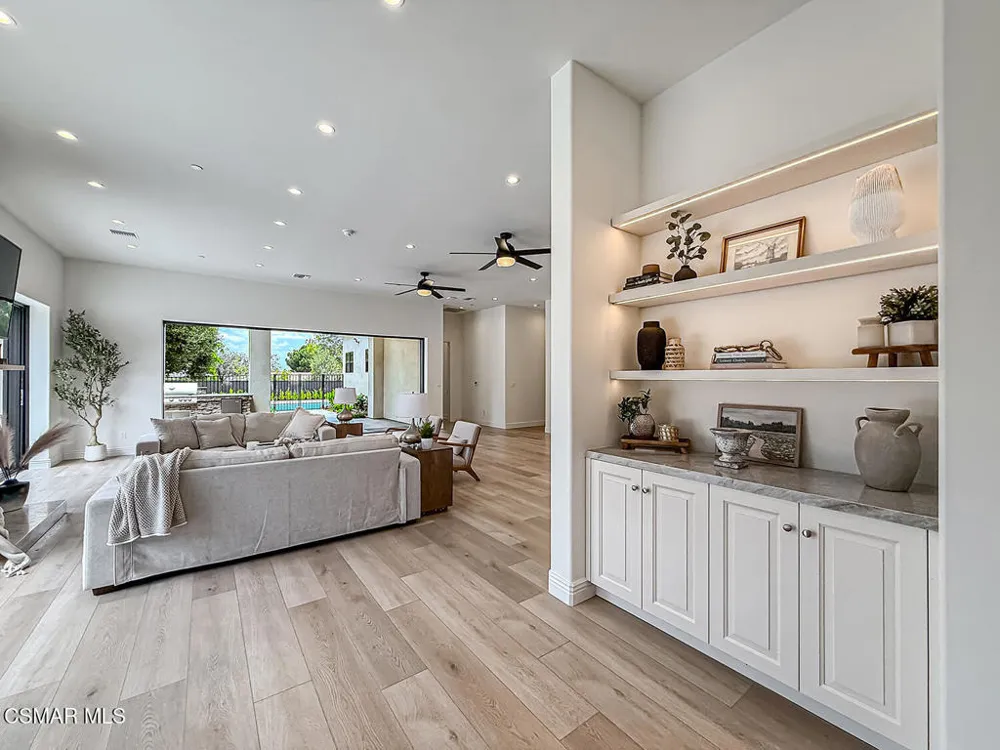 395 Sherwood Court Thousand Oaks, CA 91361