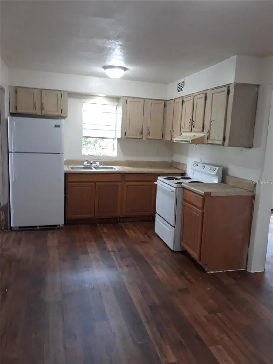 403 WALNUT STREET Auburndale, FL 33823