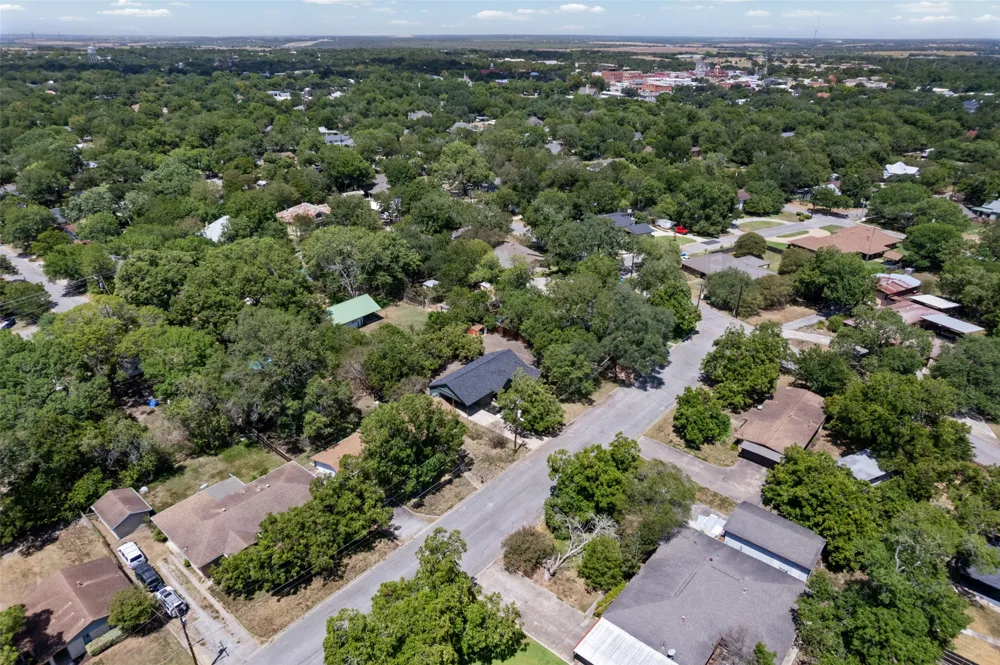 705 Campbell Street Lockhart, TX 78644