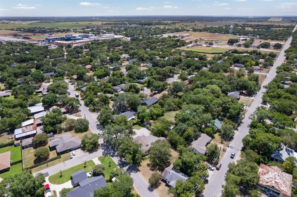 705 Campbell Street Lockhart, TX 78644