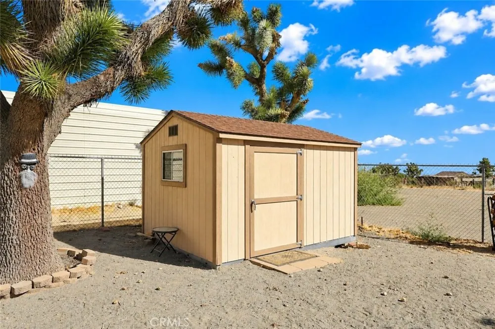 11575 El Esteban Phelan, CA 92371