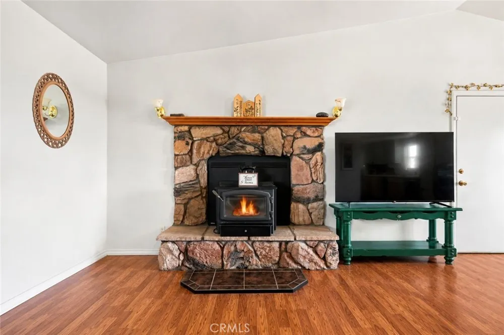 11575 El Esteban Phelan, CA 92371