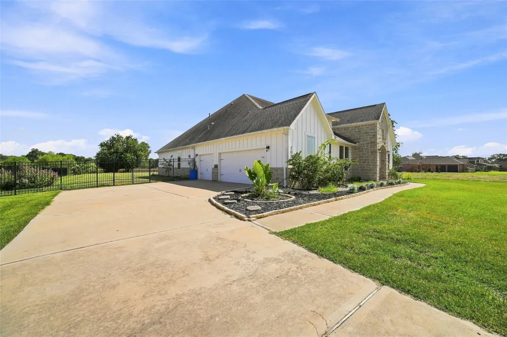 203 Cavalry Trail Drive Rosharon, TX 77583