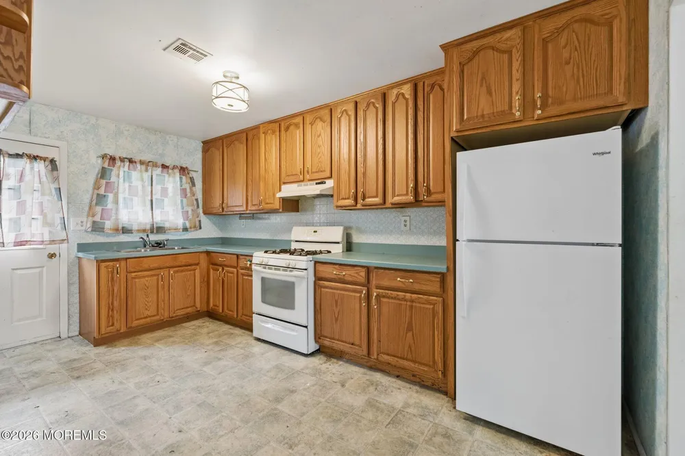 93 Hyannis Street Toms River, NJ 08757