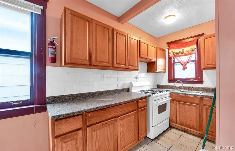 9506 Charest Street Hamtramck City, MI 48212