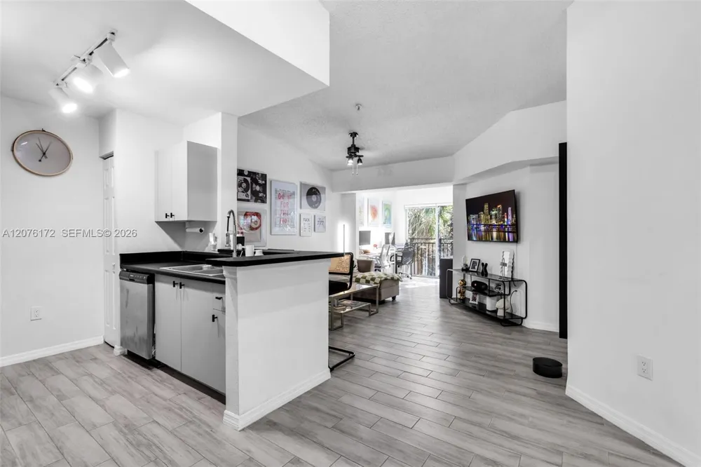 2457 Centergate Dr #306 Miramar, FL 33025