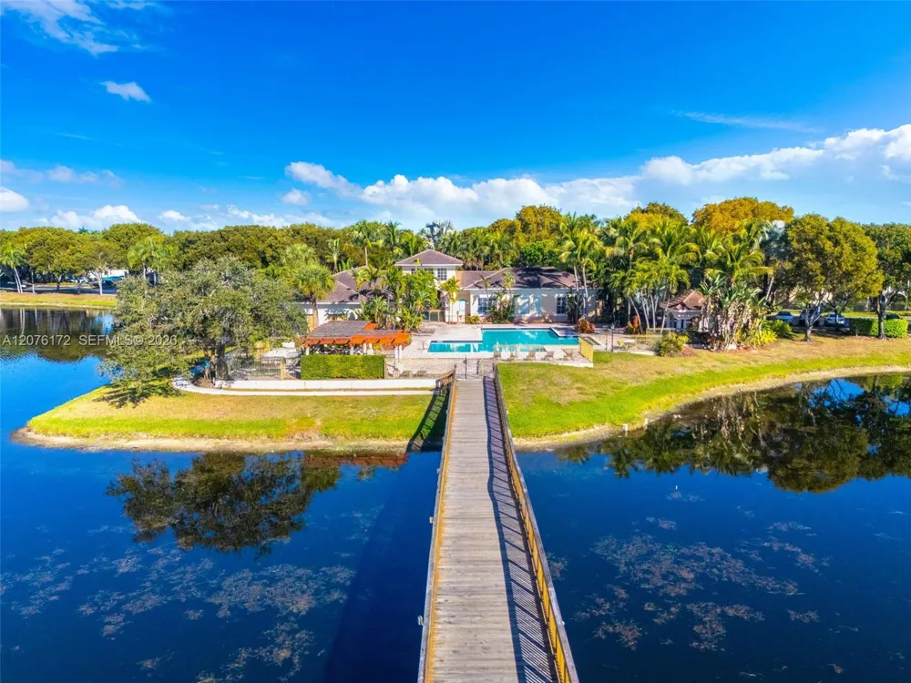 2457 Centergate Dr #306 Miramar, FL 33025