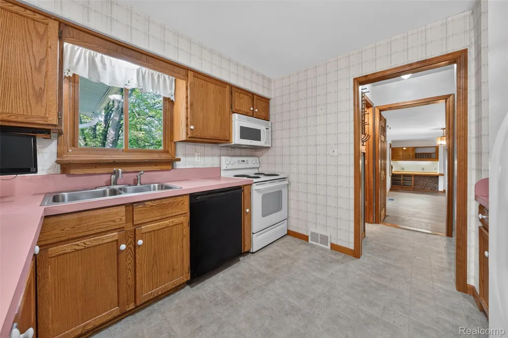 10975 Andersonville Road Springfield Charter Township, MI 48350