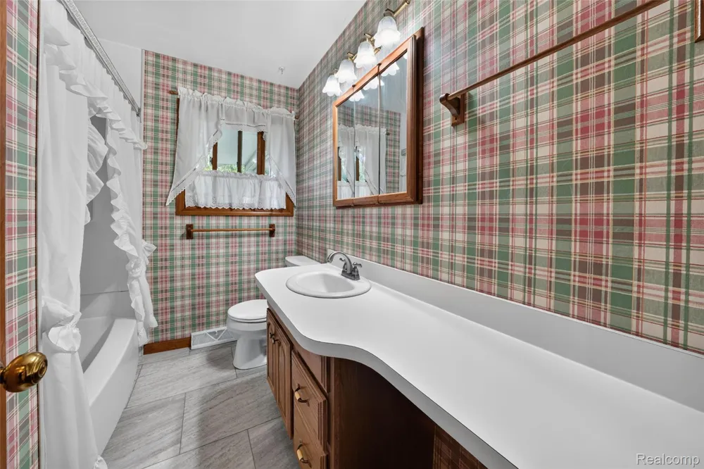 10975 Andersonville Road Springfield Charter Township, MI 48350