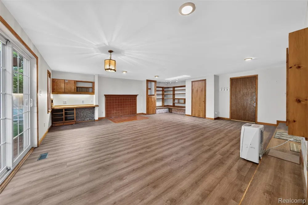 10975 Andersonville Road Springfield Charter Township, MI 48350