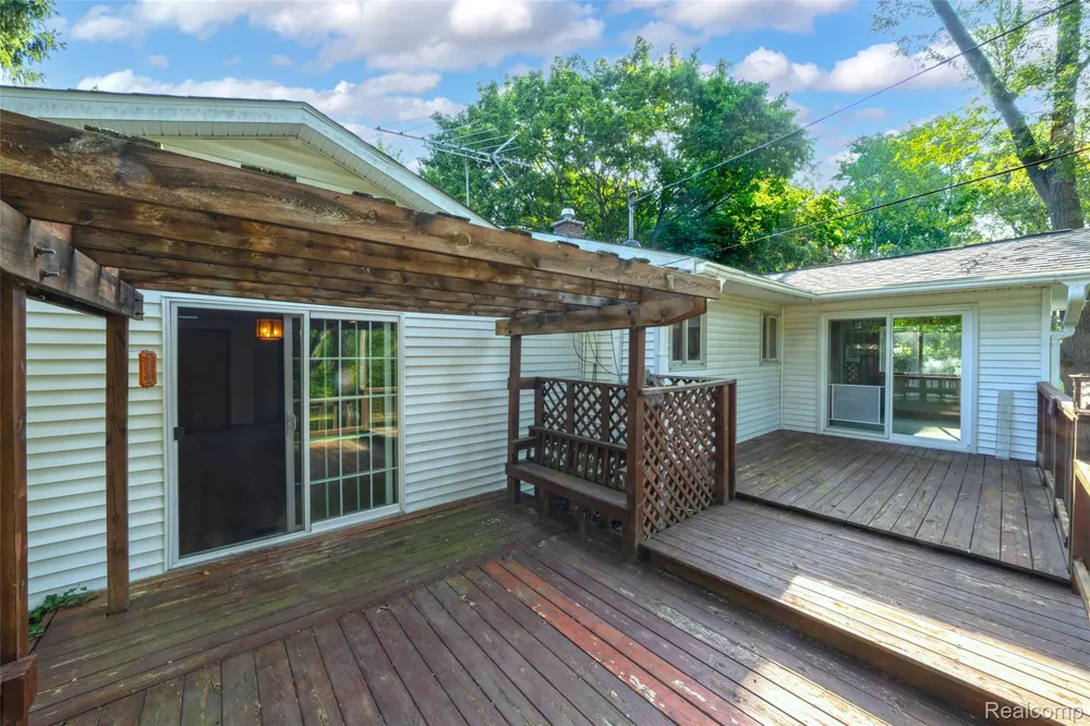 10975 Andersonville Road Springfield Charter Township, MI 48350