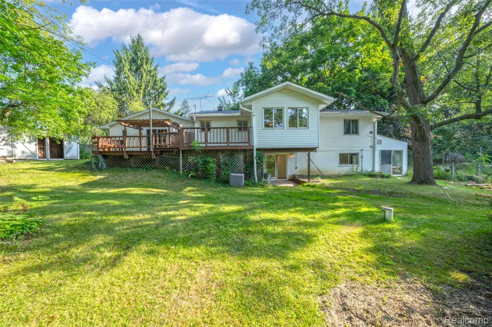 10975 Andersonville Road Springfield Charter Township, MI 48350