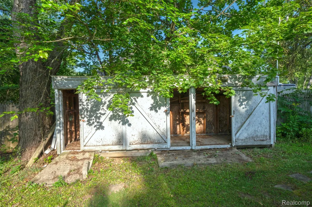 10975 Andersonville Road Springfield Charter Township, MI 48350