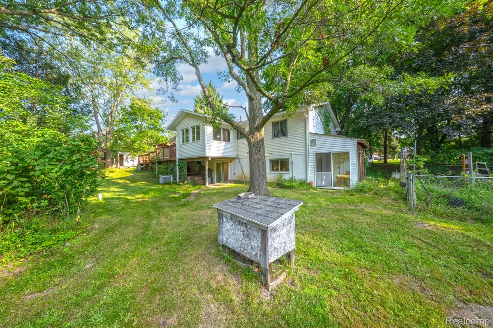 10975 Andersonville Road Springfield Charter Township, MI 48350