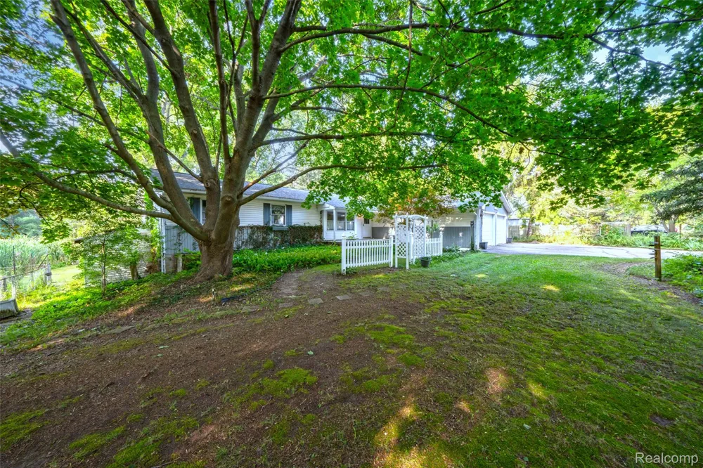 10975 Andersonville Road Springfield Charter Township, MI 48350