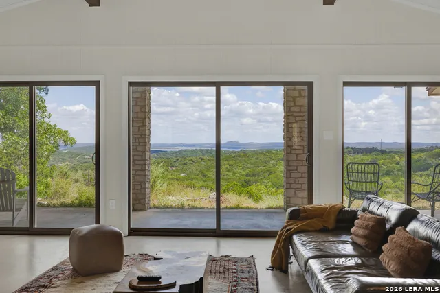 447 MADRONA DR New Braunfels, TX 78132