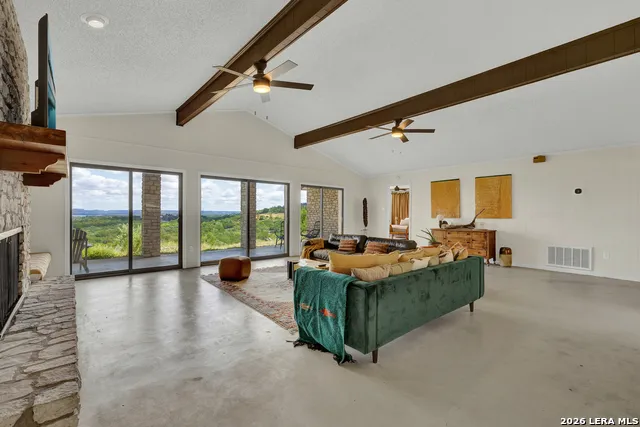 447 MADRONA DR New Braunfels, TX 78132