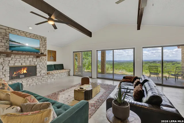 447 MADRONA DR New Braunfels, TX 78132