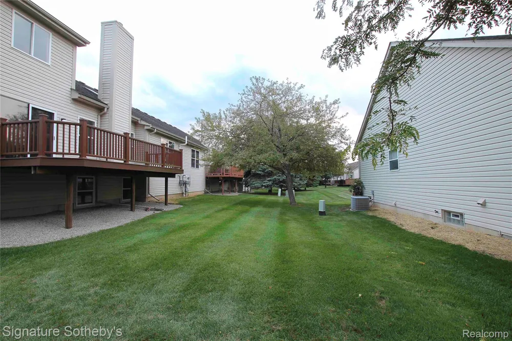 487 Woodvale Drive Commerce Charter Township, MI 48390