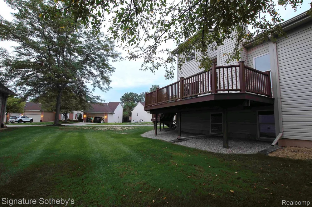 487 Woodvale Drive Commerce Charter Township, MI 48390