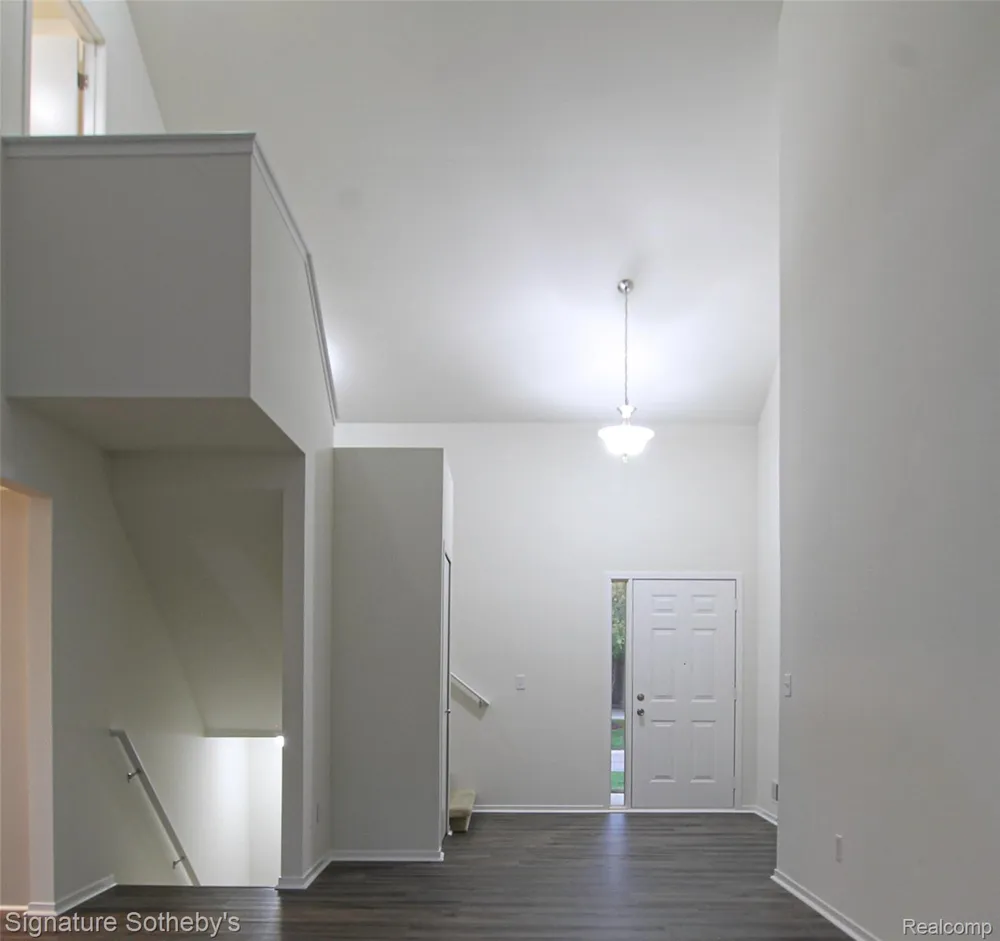 487 Woodvale Drive Commerce Charter Township, MI 48390