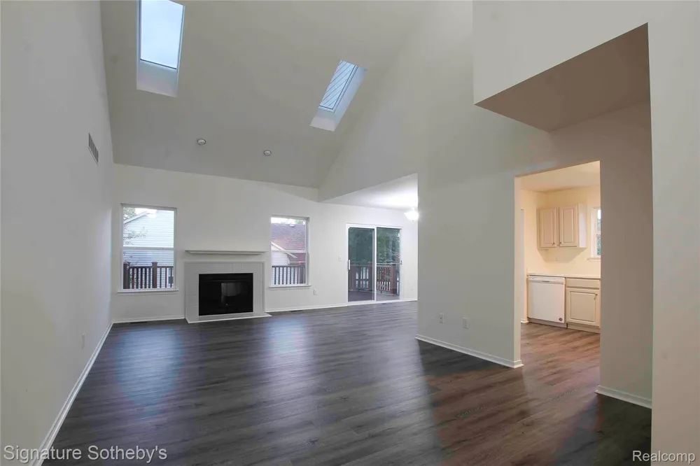 487 Woodvale Drive Commerce Charter Township, MI 48390