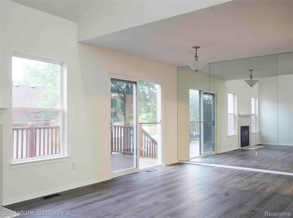 487 Woodvale Drive Commerce Charter Township, MI 48390
