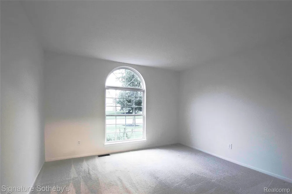 487 Woodvale Drive Commerce Charter Township, MI 48390
