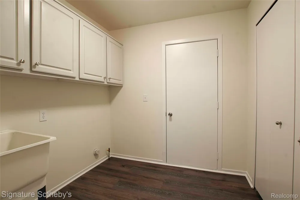 487 Woodvale Drive Commerce Charter Township, MI 48390