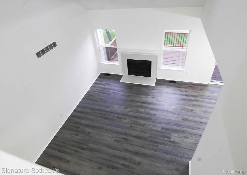 487 Woodvale Drive Commerce Charter Township, MI 48390