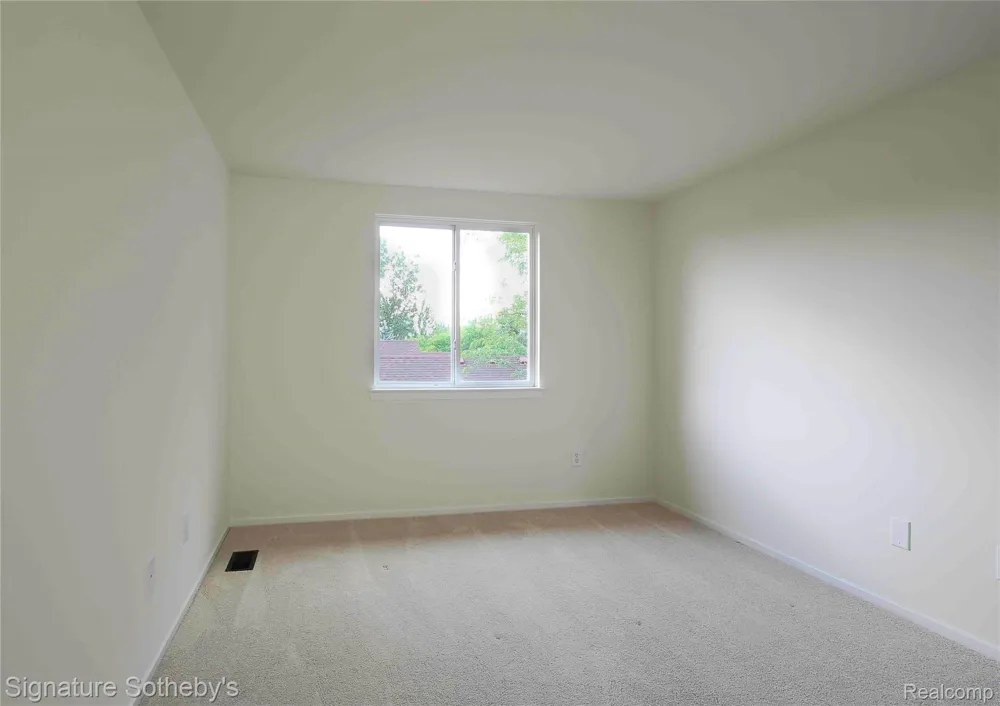 487 Woodvale Drive Commerce Charter Township, MI 48390