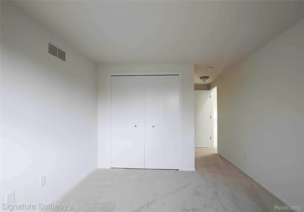 487 Woodvale Drive Commerce Charter Township, MI 48390