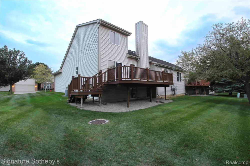 487 Woodvale Drive Commerce Charter Township, MI 48390