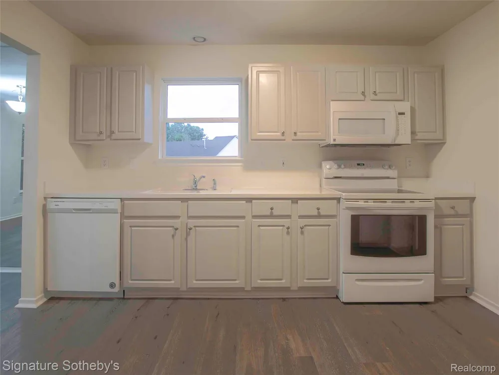 487 Woodvale Drive Commerce Charter Township, MI 48390