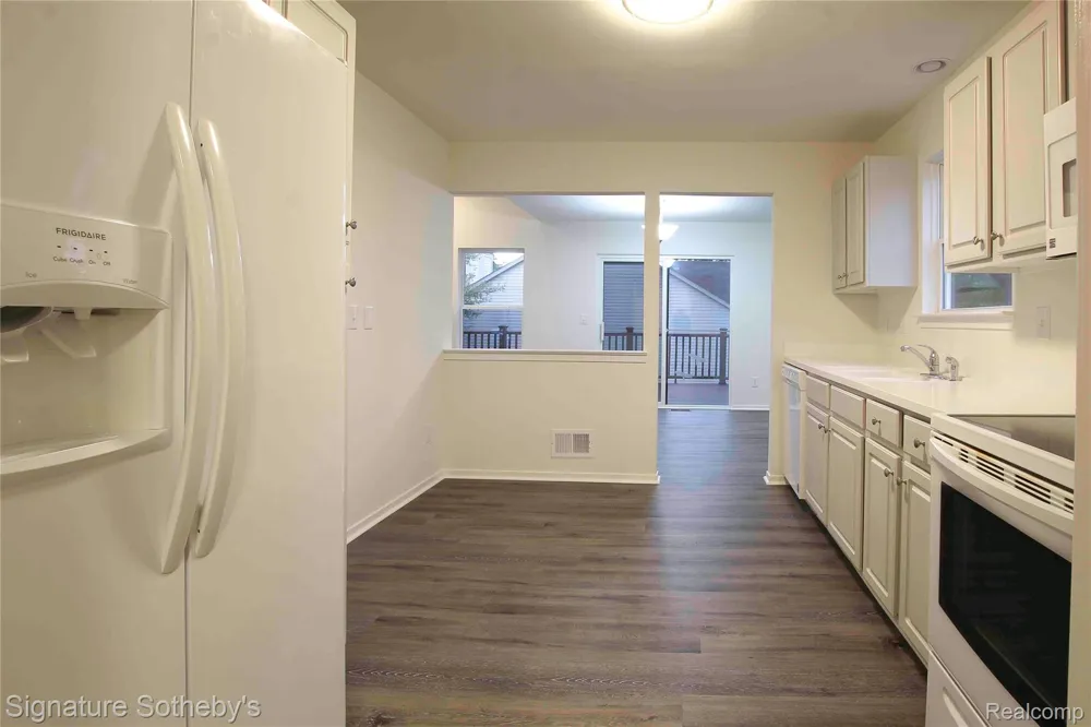 487 Woodvale Drive Commerce Charter Township, MI 48390