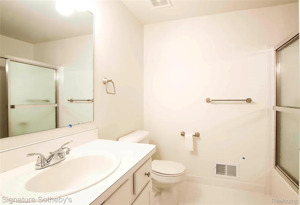 487 Woodvale Drive Commerce Charter Township, MI 48390