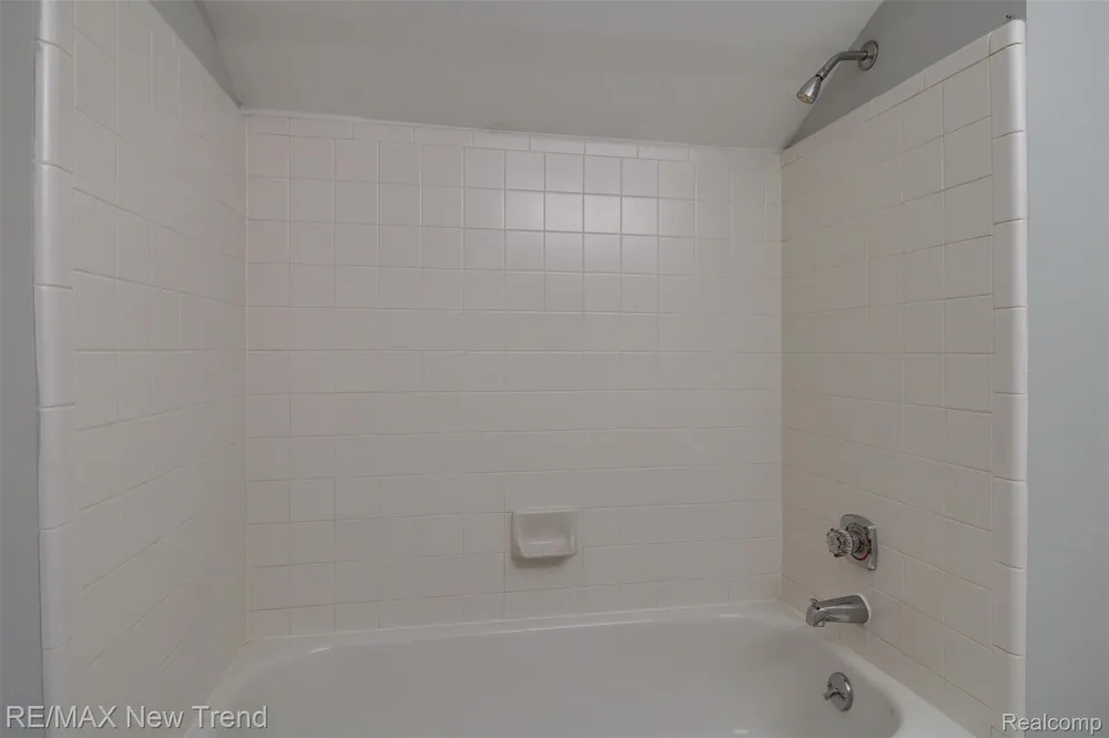 2191 Pleasant Drive Commerce Charter Township, MI 48390