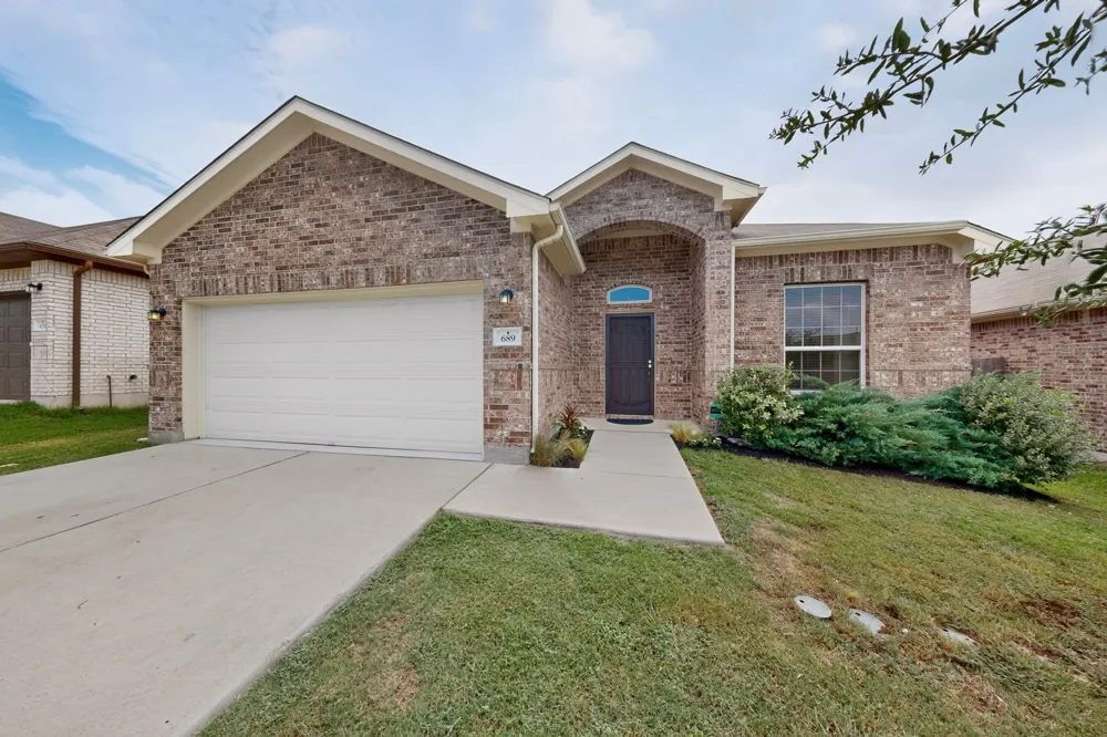 689 Leadtree Loop Buda, TX 78610