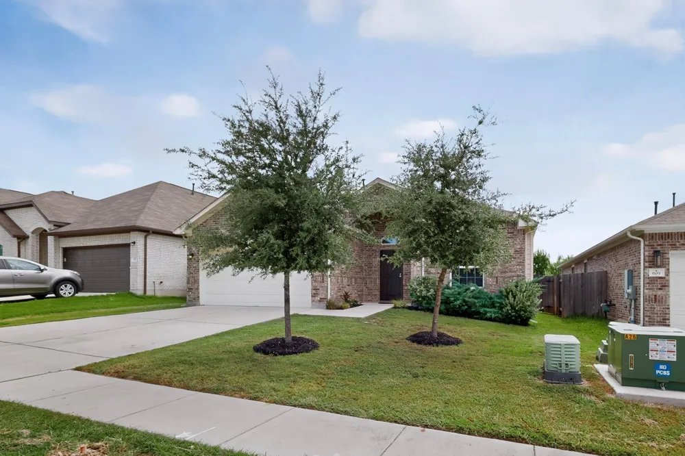689 Leadtree Loop Buda, TX 78610