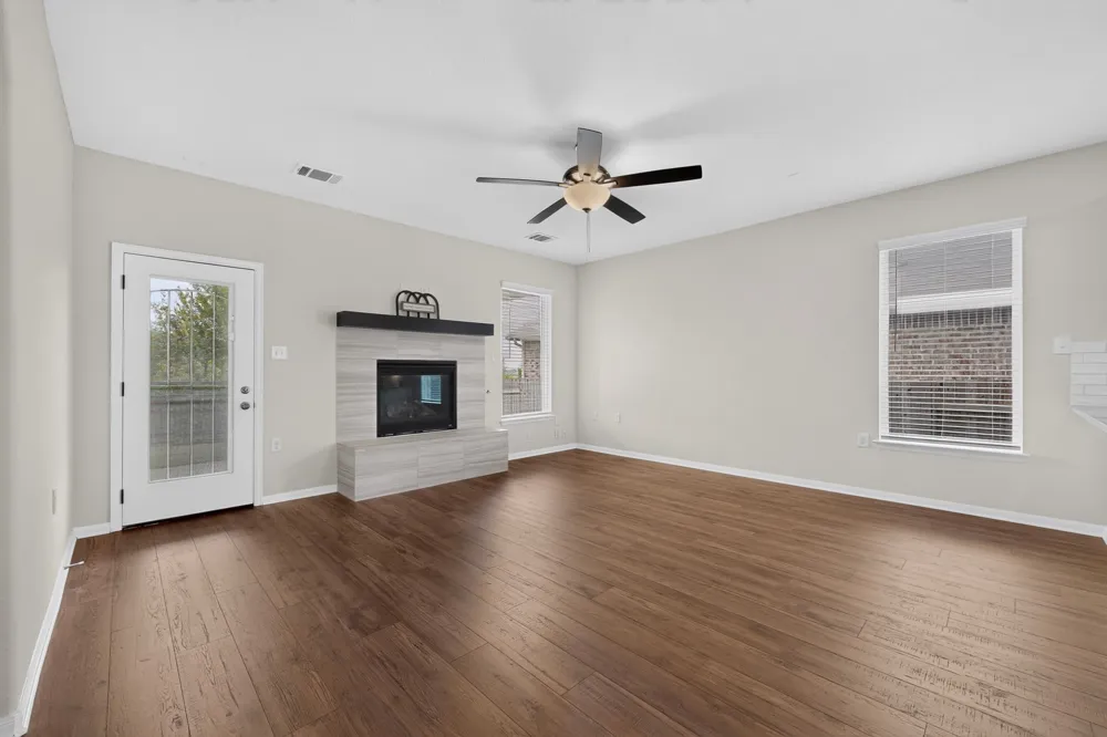 689 Leadtree Loop Buda, TX 78610