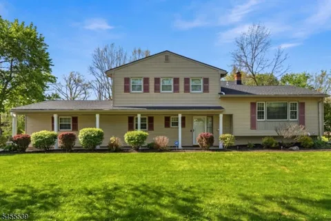 61 Queen Anne Dr