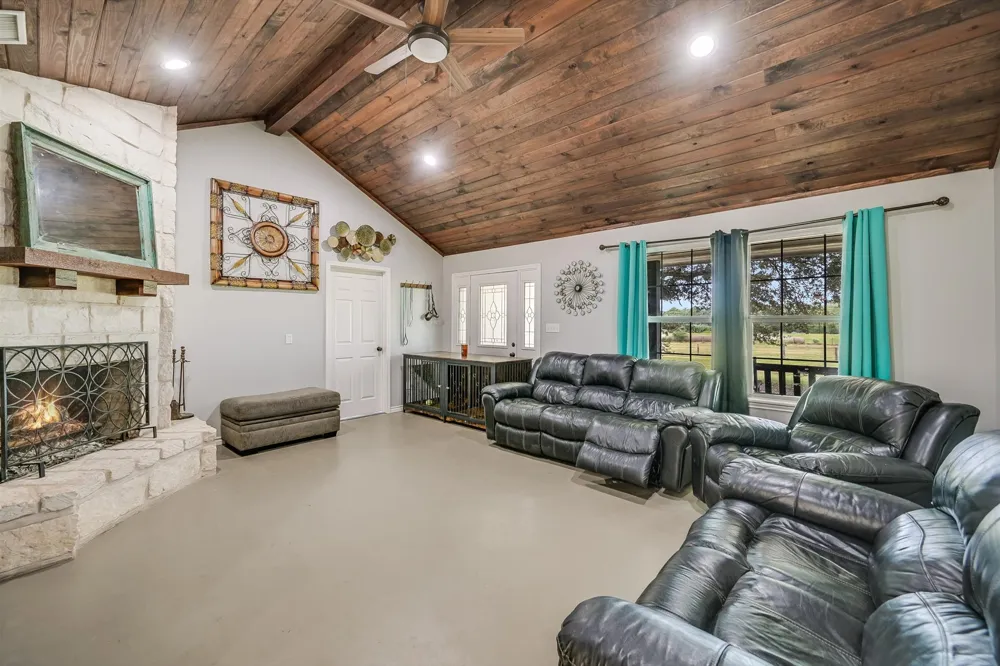 1170 Private Road 3241 Lincoln, TX 78948