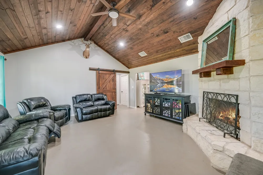 1170 Private Road 3241 Lincoln, TX 78948
