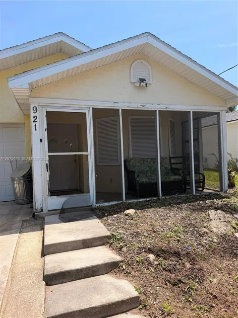 921 Redwood St