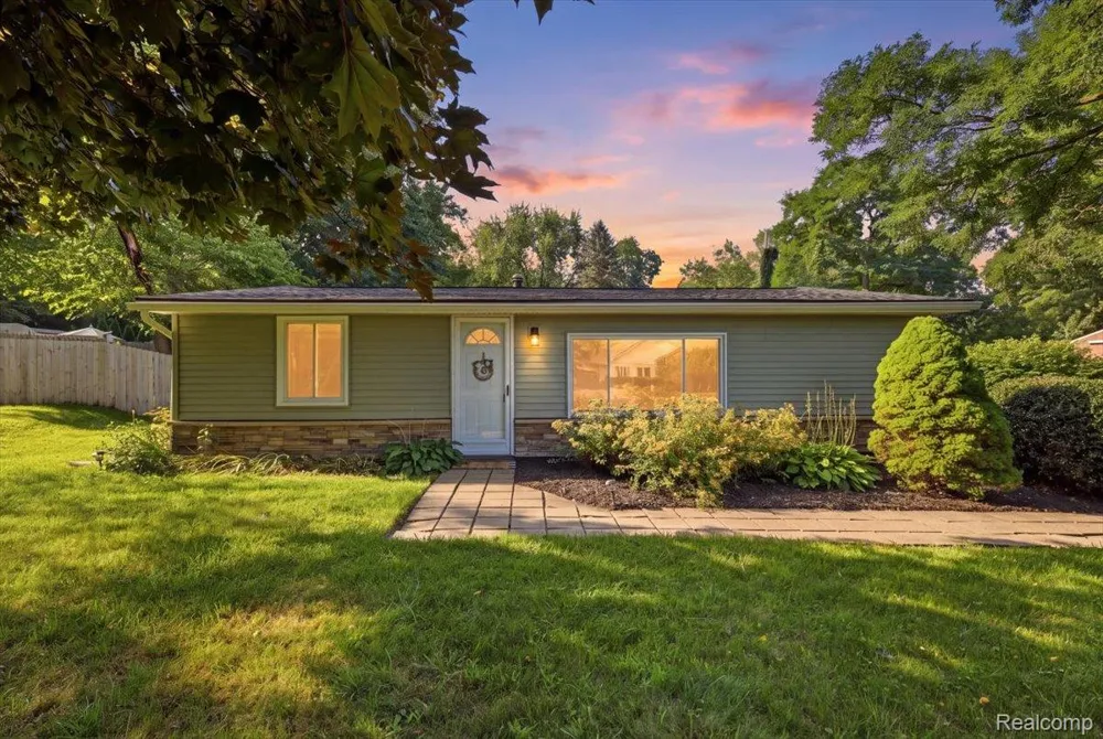 9239 Villa Crest Drive Springfield Charter Township, MI 48346