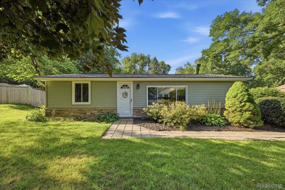 9239 Villa Crest Drive Springfield Charter Township, MI 48346