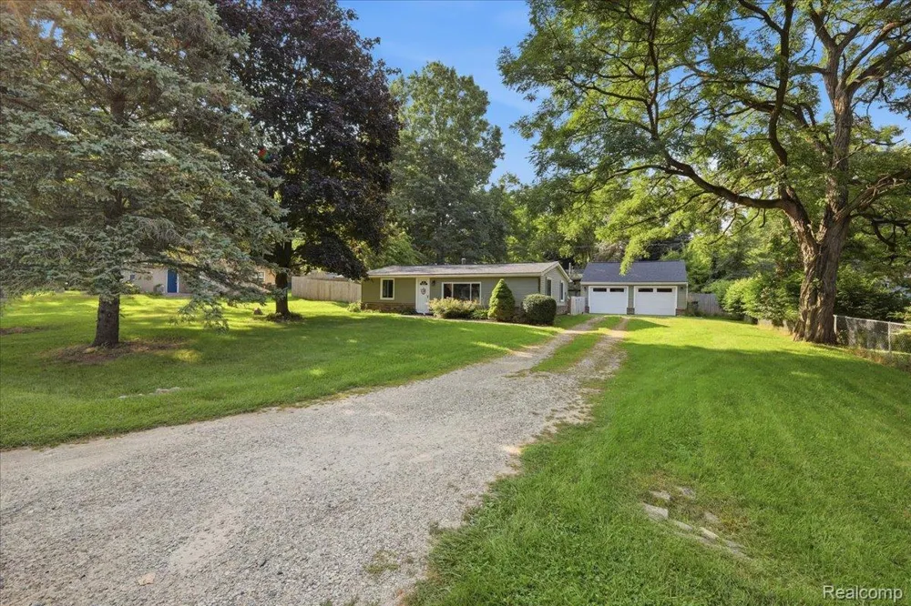 9239 Villa Crest Drive Springfield Charter Township, MI 48346