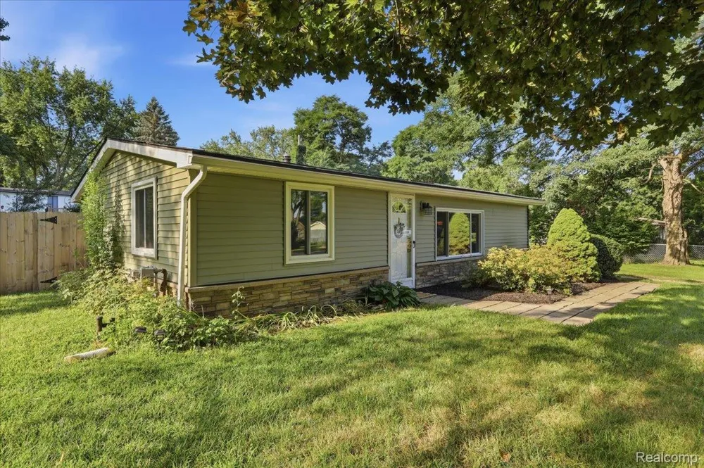 9239 Villa Crest Drive Springfield Charter Township, MI 48346